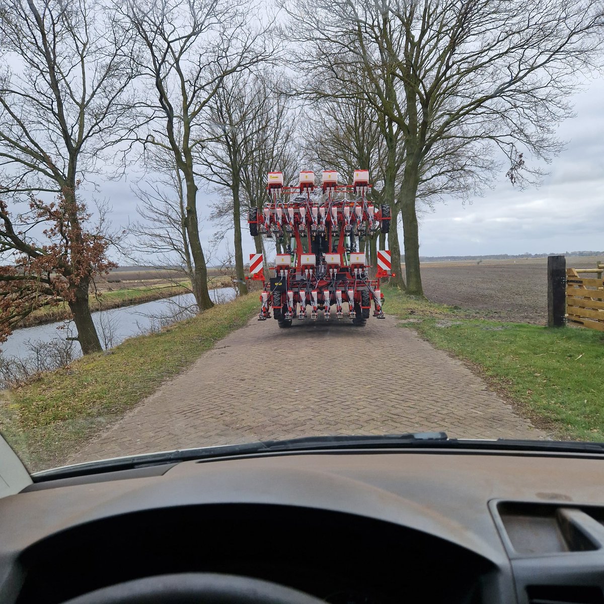 kramerstart's tweet image. Veel activiteit op het land! Veel 𝐳𝐚𝐚𝐢𝐦𝐚𝐜𝐡𝐢𝐧𝐞𝐬 in actie 🥕🧅

#kramer #kramertheperfectstart #zaaitechniek #zaaimachines #zaaien #zaaienenoogsten