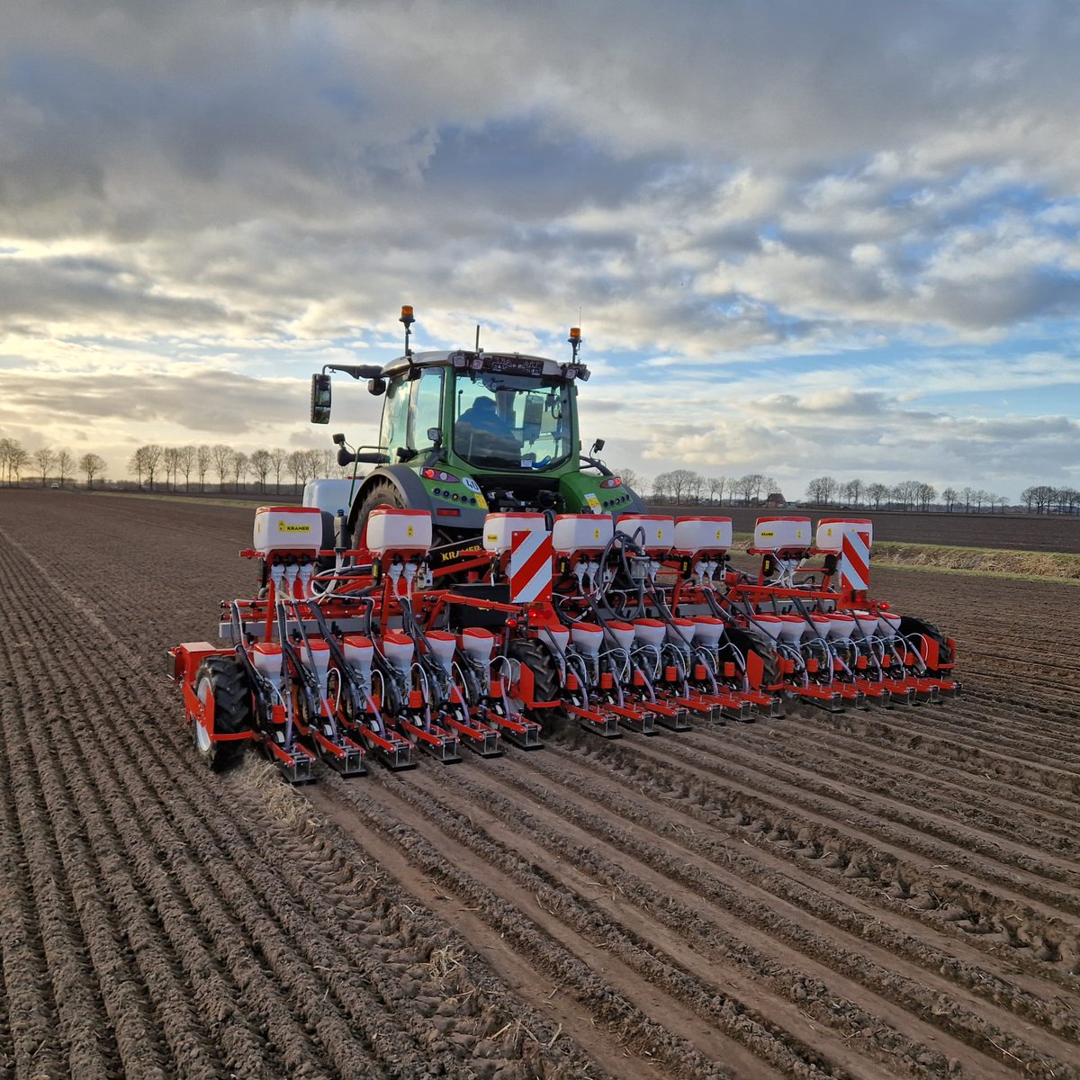 kramerstart's tweet image. Veel activiteit op het land! Veel 𝐳𝐚𝐚𝐢𝐦𝐚𝐜𝐡𝐢𝐧𝐞𝐬 in actie 🥕🧅

#kramer #kramertheperfectstart #zaaitechniek #zaaimachines #zaaien #zaaienenoogsten