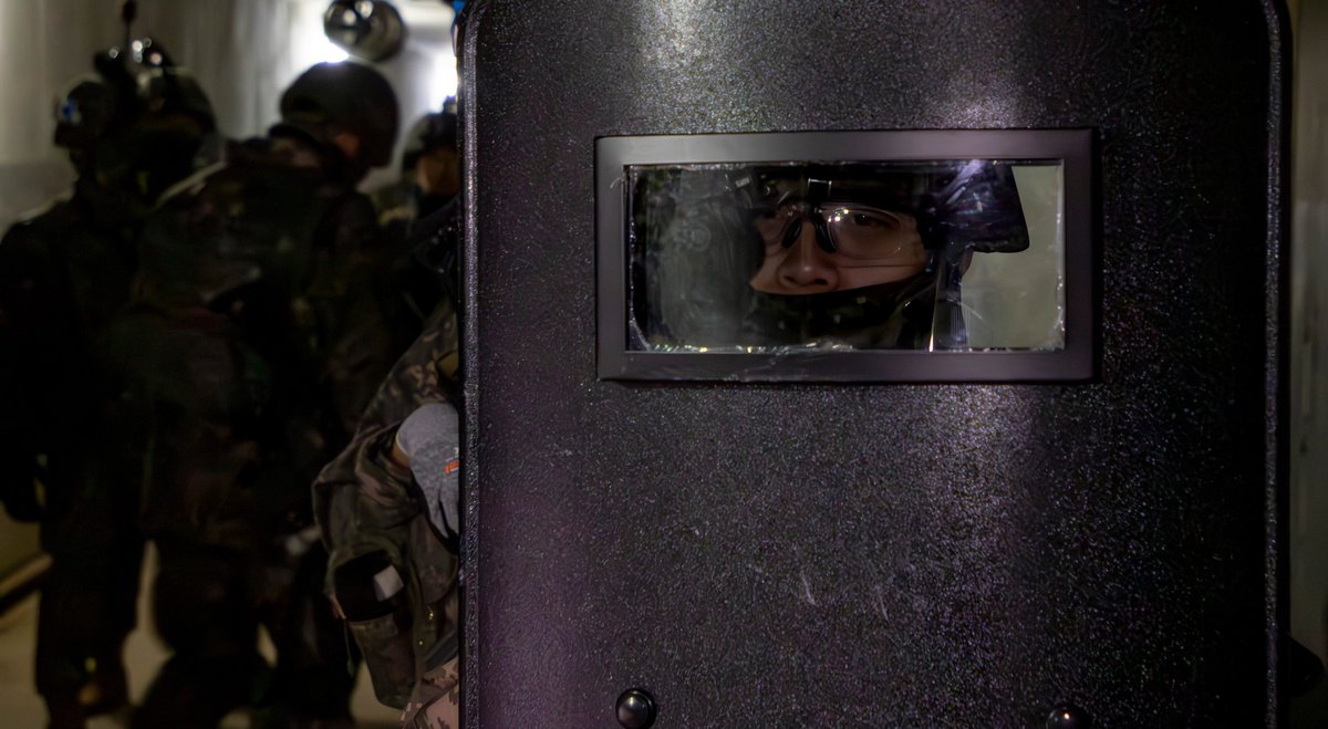 I_Corps's tweet photo. Underground? We still break through 💥

Soldiers with 1-2 SBCT &amp; @ROK_Army conducted underground facility clearing operations during #FreedomShield25 in Paju-si, South Korea. The joint training integrated multi-domain elements to sharpen combined readiness in complex terrain. https://t.co/LinCmUMv6z