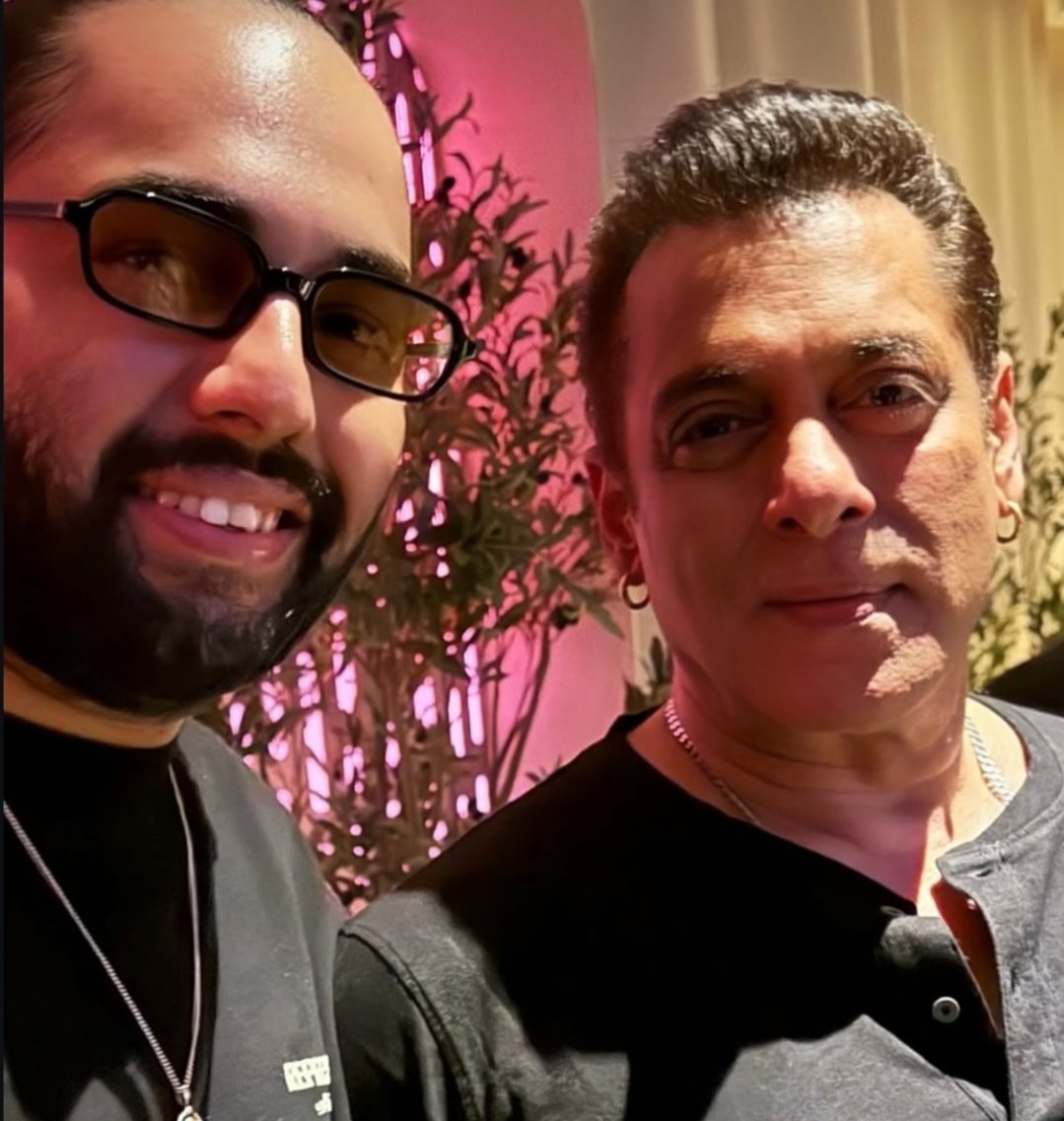 kundans0397993's tweet photo. Salman Khan Spotted At Sister Arpita’s Eid Celebration Party 2025 In Cool Look 🔥#salmankhan #eid #eidparty #eidmubarak #bollywood #celebration https://t.co/lzGILK9ZJI