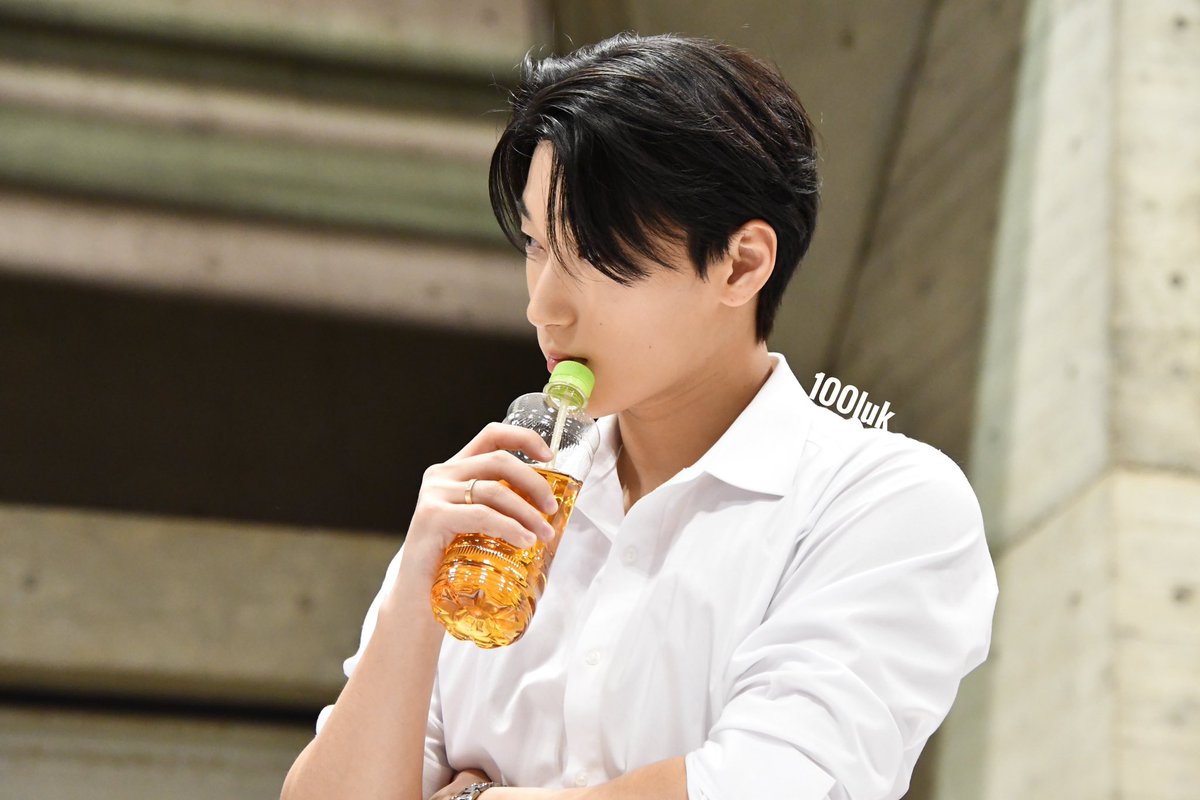 와..  썸머레시피 최사장 졸업하자마자 취업한 정연하 데리고 냅다 혼인신고서에 도장 찍은 담에 식 올리고 신혼여행은 하와이 그리고 약 2주간의 카페 휴무 끝에 첫 출근한 날
같은 얼굴..그런윤낫
그러다 저 멀리서 번호 따이는 정연하 ⬇️ 이런 얼굴로 보고 있슴