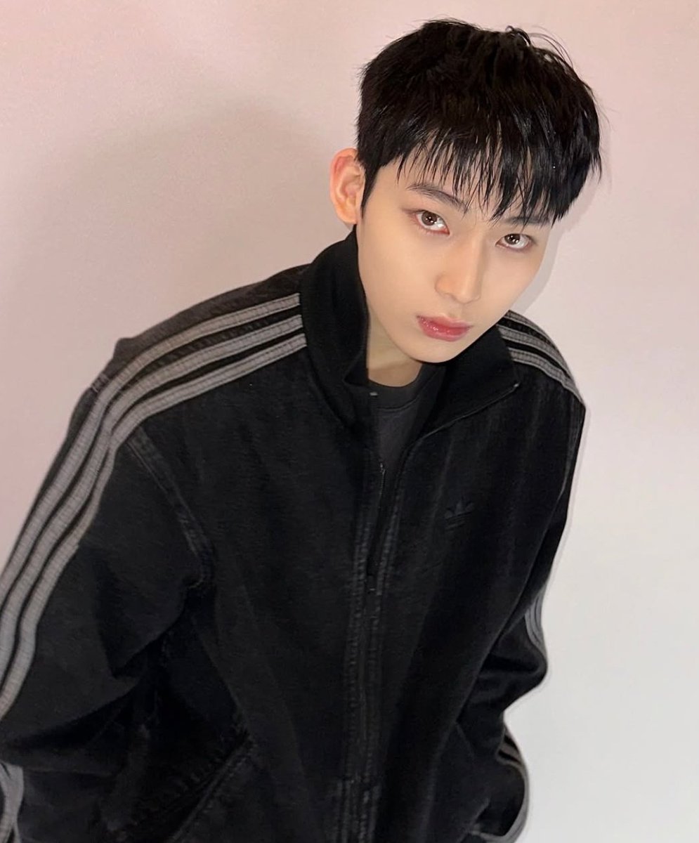 Pagi posting foto waktu kecil lucu banget gemes pengen unyel
Malem posting foto rambut baru begini cakep keren kece ganteng

YANG BENER AJA SUNOOO 😭😭😭😭😭😭