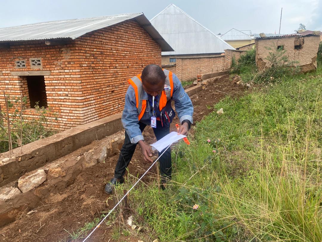 BmbcBi's tweet image. Uno mukiriya ati:"Nta bandi bintunganiriza #umugambi wanje wo #kwubaka atari @BmbcBi .

Wipfuza kuvugana natwe twandikire kuri whatsaap :79500227 canke uduhamagare bisanzwe kuriyo numéro nyene.

Iyo mwubatse, mwubake neza na #BMBC.