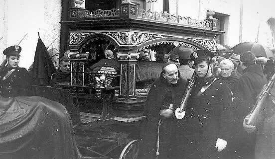SNatyrale's tweet photo. 🇦🇱 Si sot, më 30 dhjetor të vitit 1940, kujtojmë 83 vjetorin e kalimit në amshim të patriotit, rilindasit, fratit françeskan, shkrimtarit e poetit të flaktë shqiptar, At Gjergj Fishta!

📸 Foto nga funerali i Gjergj Fishtës në Shkodër https://t.co/EIy7lpmOYT