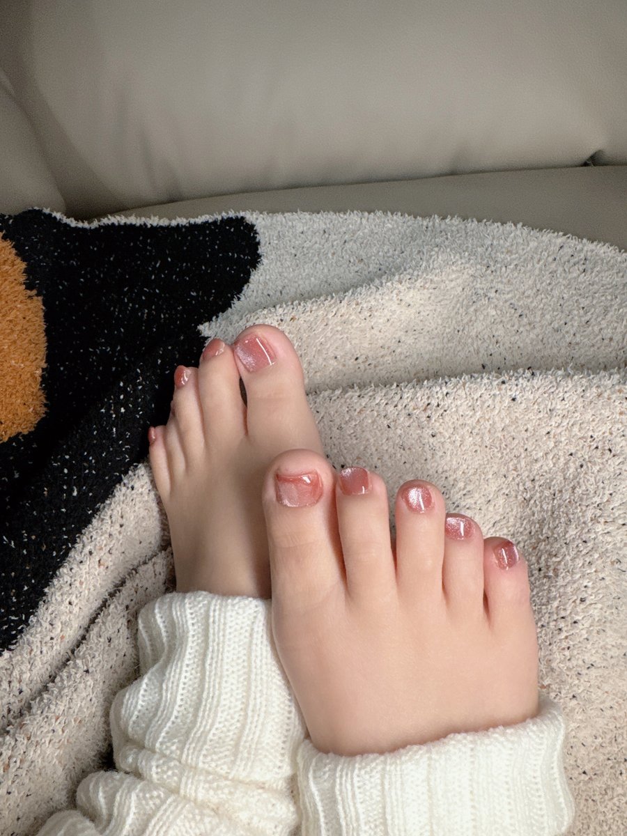 新做的腳指甲，這個顏色好看嗎🥰 

Fresh pedi, does this color look good?🥰 https://t.co/OSuYMu8qYN
