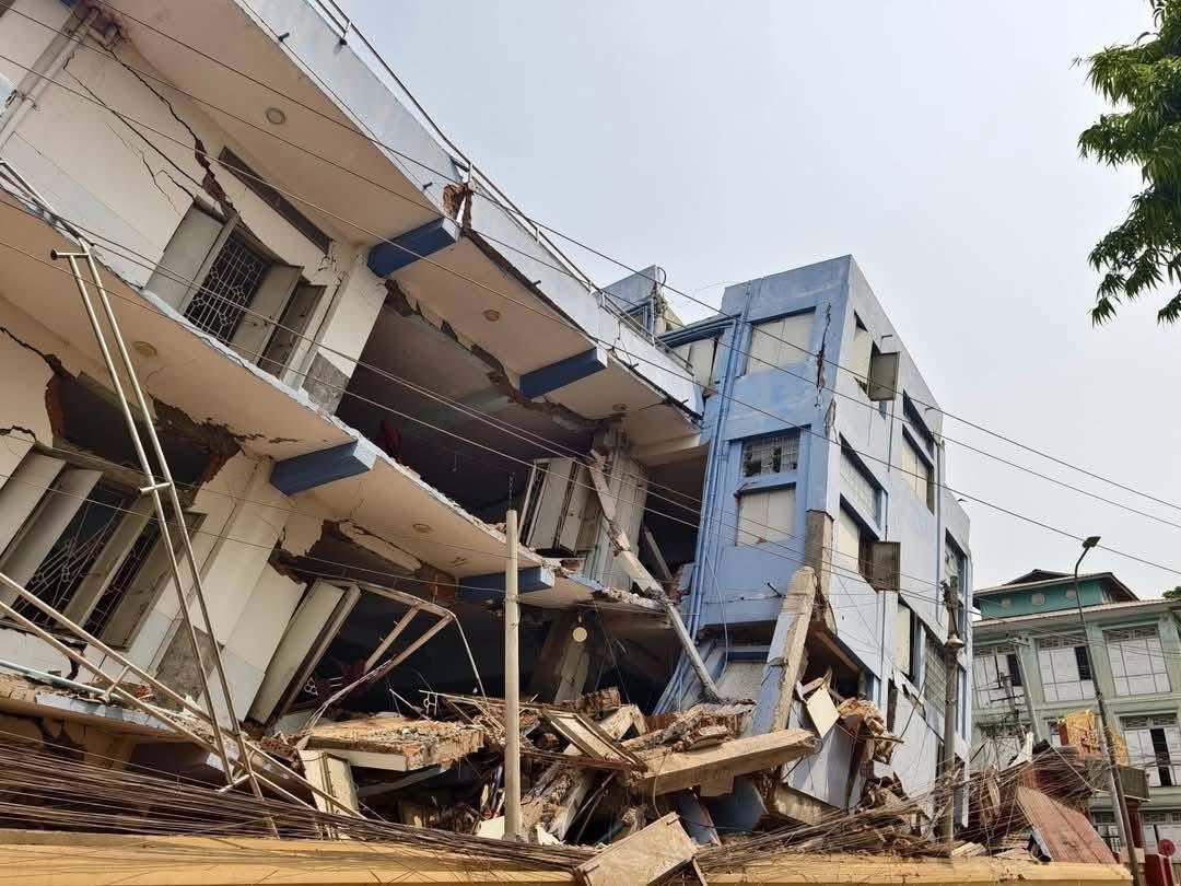 KhinKhi30428821's tweet photo. #HelpMyanmarQuake 
#MyanmarEarthquake #WhatsHappeningInMyanmar https://t.co/iP2TUXqWrg