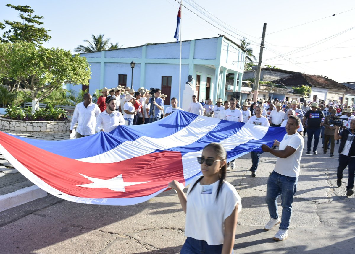 🇨🇺| En Duaba, por la avenida 1 de abril, marcha el presidente <a href="/DiazCanelB/">Miguel Díaz-Canel Bermúdez</a> junto al pueblo de Baracoa a 130 años del desembarco por las costas de la primera villa de #Cuba de Antonio y José  Maceo, Flor Crombet y otros 20 expedicionarios.

#VivaCubaLibre 

🧶