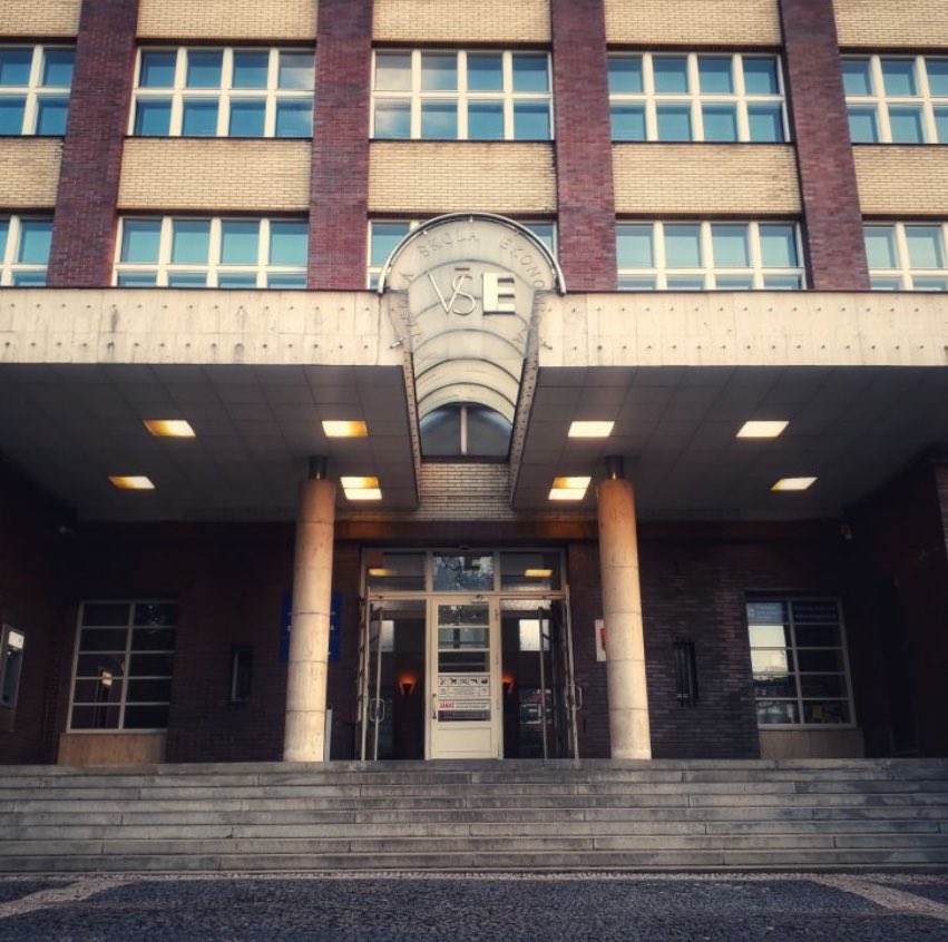 Na rohu Žižkova a Vinohrad rozpíná se černá díra