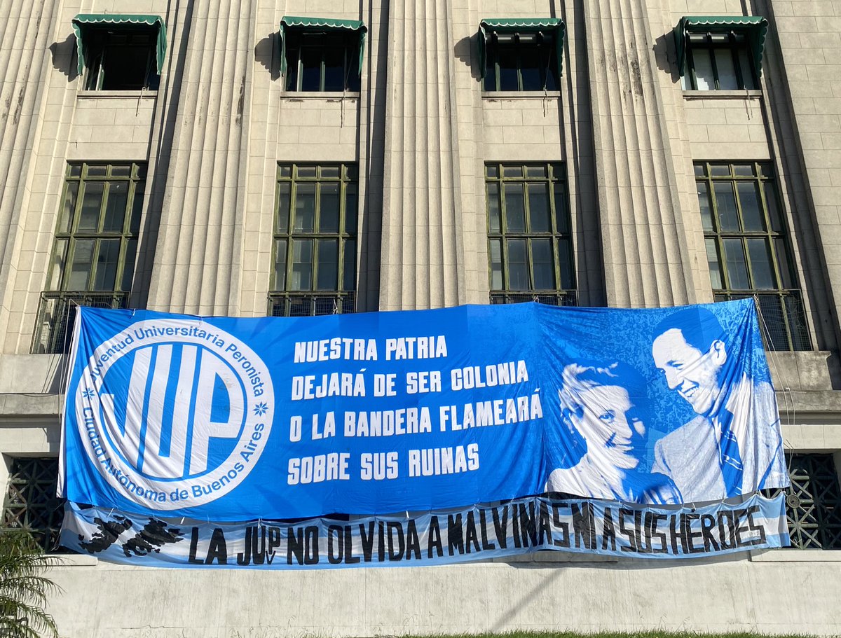 “La JUP no olvida a Malvinas ni a sus HÉROES” así amaneció mi querida facultad de derecho de la UBA 🇦🇷✌🏻
