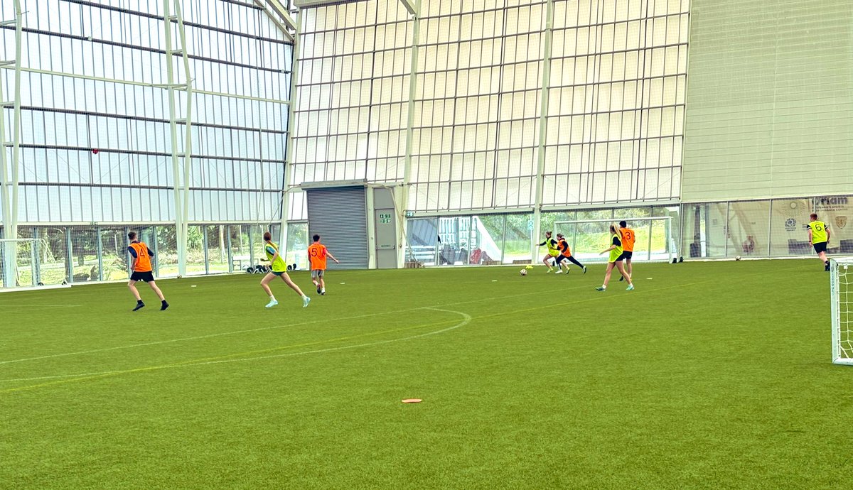 Laura Burns tweet media