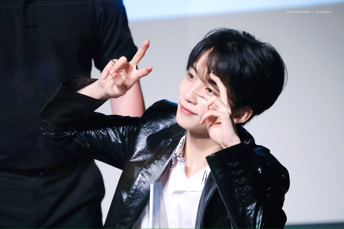 A_decadentboy's tweet photo. #AprilFoolsDay
#์ ํ #์ธ๋ธํด
#JUNGHAN #SEVENTEEN https://t.co/hjGKIRwpj9