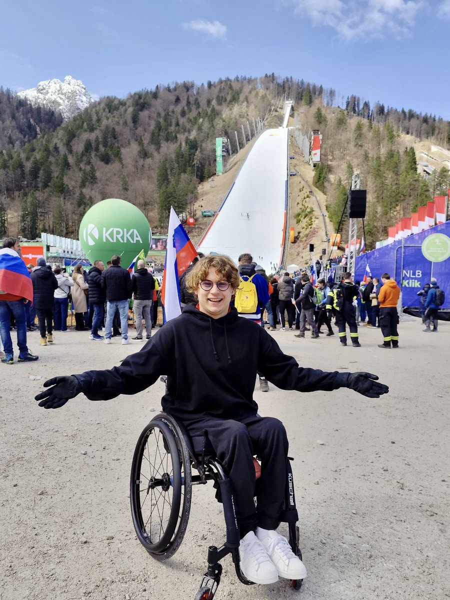 W miniony weekend odwiedziłem Planicę podczas finału Pucharu Świata w skokach narciarskich. Miałem okazję zobaczyć na żywo historyczny skok na odległość 254,5 metra.

Gratulacje dla rekordzisty i podziękowania dla organizatorów za świetną imprezę! 🎿🔝