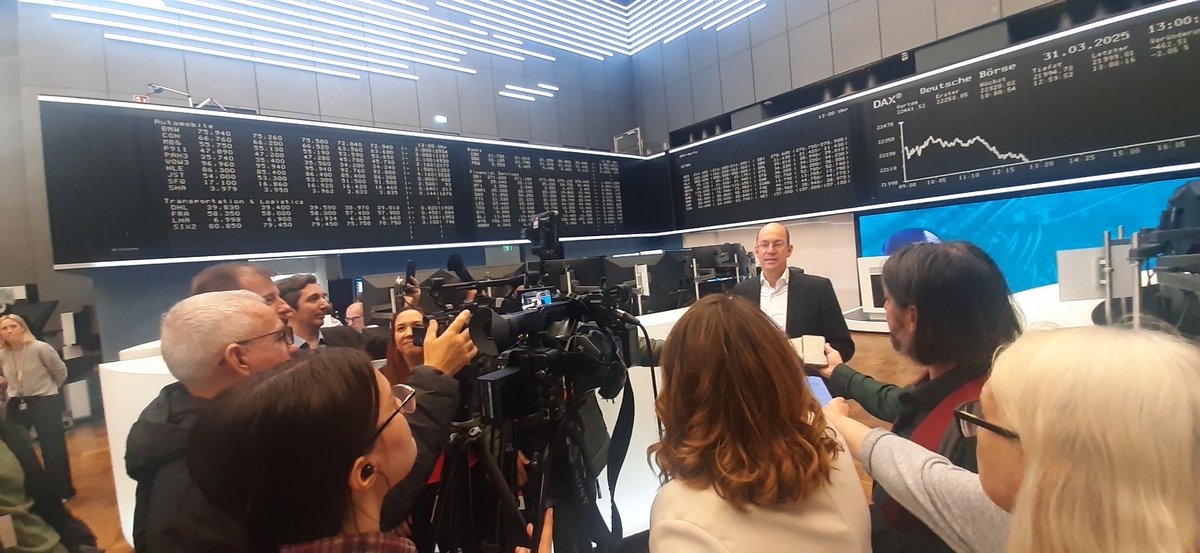 PulsEvrope's tweet photo. Tokom jučerašnjeg dana, kada smo je posetili, „zvono je zvonilo” za izdatu milionitu digitalnu hartiju od vrednosti. Hvala timu za komunukacije @boersefrankfurt i portparolu Andreasu fon Brevernu na vodjenoj poseti! Vielen Dank! 3/3
#PulsEvrope #medijskeposete #mediatrips https://t.co/6XW9OcGnqH