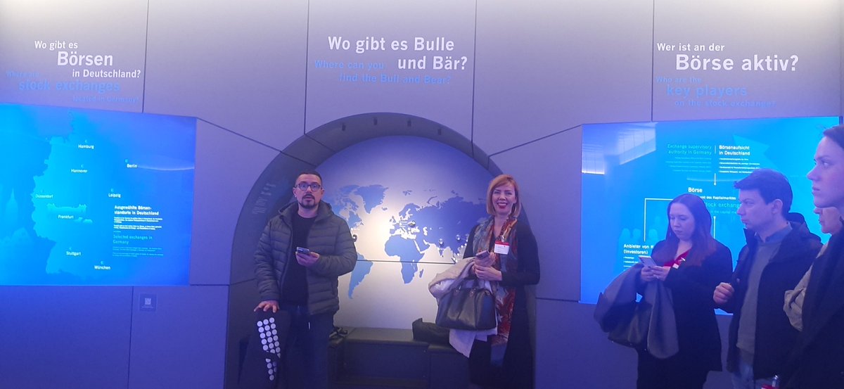PulsEvrope's tweet photo. Tokom jučerašnjeg dana, kada smo je posetili, „zvono je zvonilo” za izdatu milionitu digitalnu hartiju od vrednosti. Hvala timu za komunukacije @boersefrankfurt i portparolu Andreasu fon Brevernu na vodjenoj poseti! Vielen Dank! 3/3
#PulsEvrope #medijskeposete #mediatrips https://t.co/6XW9OcGnqH