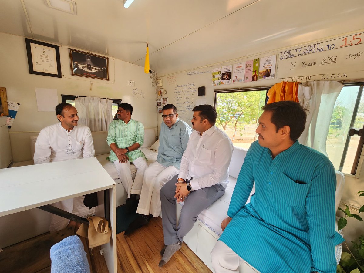 Energy_Swaraj's tweet image. Meeting with RSS representatives of Khargone &amp;amp; Bhikangaon

#SolarManOfIndia #Meeting #RSS #Tweet #MakeADifference