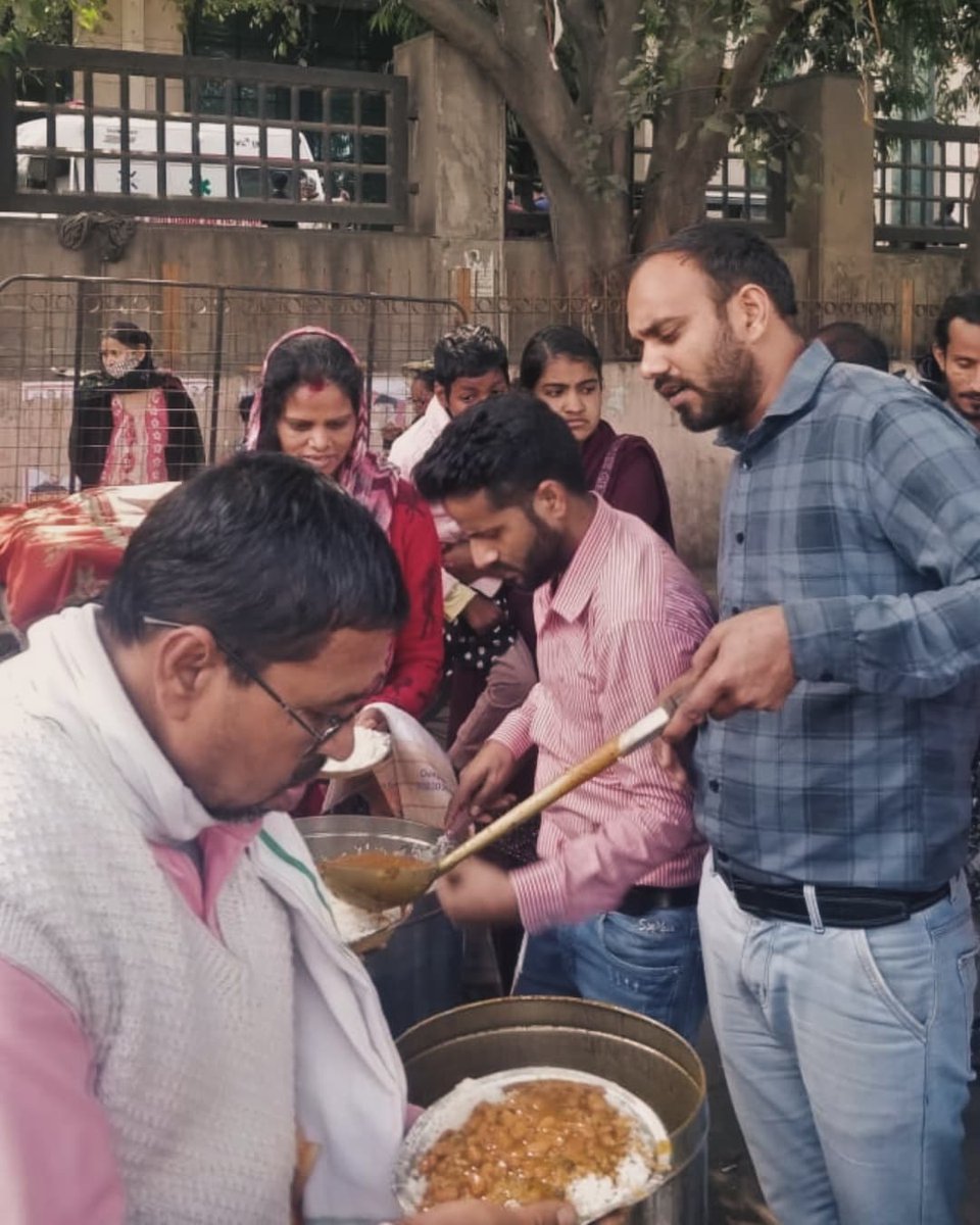 NationalOrgani3's tweet photo. A warm meal, a warmer heart! 
The team at #NationalRehabCenter is spreading kindness, one plate at a time. Because every act of care makes a difference!

#SharingIsCaring #MealsOfHope #NationalNGO #ServingMeals #SpreadKindness https://t.co/X6Xj3ptXK2