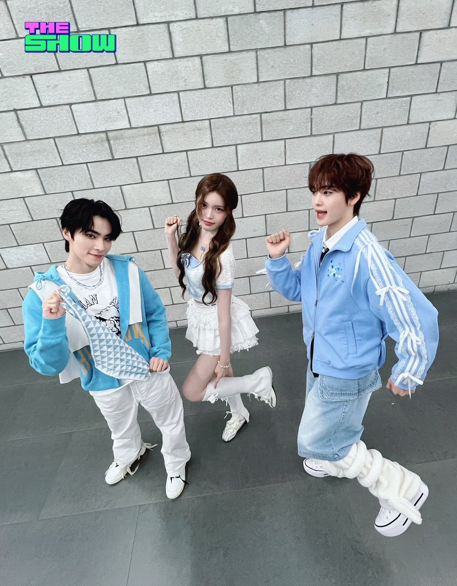 theshow_offcl's tweet photo. 하늘색 의상이 마치 동화 속 요정같이 예쁘고 귀여운 모습이었다.
작은 얼굴과 큰 키의 완벽한 비율에 동그란듯 아닌듯한 모습으로 웃기라도 하면 치명적인 매력을 발산하는 #샤오쥔 #형준 #정세비 
매번 현장에서 자주 보는 #더쇼 에게도 적응하기 힘든 멋쁨이다.
알고 봐도 매번 놀라는 #엔프즈 의 멋쁨은 오늘도 면역 불가능이었다.
엔프즈 사랑하기 딱 좋은 날씨네... (〃´𓎟`〃)
#스윗쥔 #몽글쭌 #햇살삐 @wayv_official @NCTsmtown @CRAVITYstarship @izna_offcl