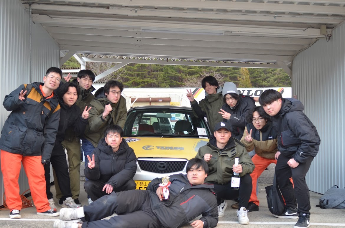 NUMC_61's tweet photo. お疲れ様です!
日本大学工学部自動車部です!
先日行われた東北660耐久に参加し、総合8位、学生クラス2位を獲得しました!!
開幕戦から表彰台でいいスタートを切れました!!
#NUMC #HA23V
#デ部長 #みんな眠そう
#キャロルじゃないよアルトだよ https://t.co/O1KIDS5vOg
