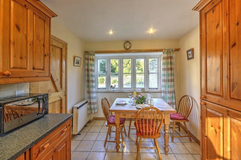 TheHolidayCots's tweet photo. The Old Stables is a tasteful barn conversion in the heart of the Cotswolds!

🛏️ Sleeps 1-4
https://t.co/KOnySmpAKM

#TheOldStables #Cotswolds #CottageLife #HistoricHomes #CountryLiving #Getaway #BookNow #LogEffectFire #BBQ #Alfresco #FamilyFriendly #SelfCatering #Holiday https://t.co/nHKqG3T8Q5