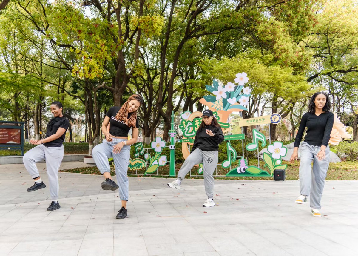 Street art moments🤸! 7 'mini-performances' with vocals, instruments🎸, and dance surprised crowds in parks, markets, and scenic areas in Nantong, #Jiangsu—a delightful dose of culture for everyone🤩. #JiangsuArts #LifeinJiangsu #HappyCity https://t.co/nNzo2zWyQl