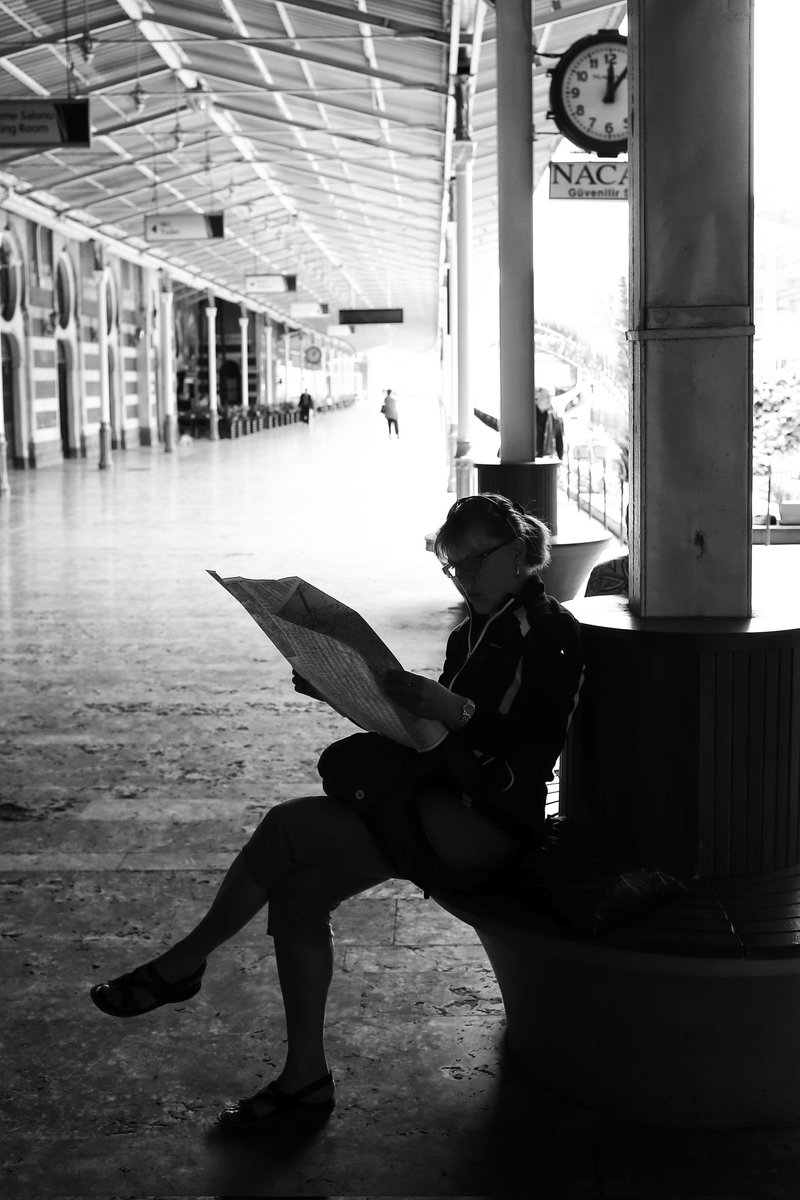 MountainSandras's tweet photo. Photograph by @MountainSandras
 #Istanbul #İstanbul #Turkey #Türkiye #Life #blackandwhitephotography #streetphoto #newspaper #women
#streetphotography #photography https://t.co/uEOVmNQw6m