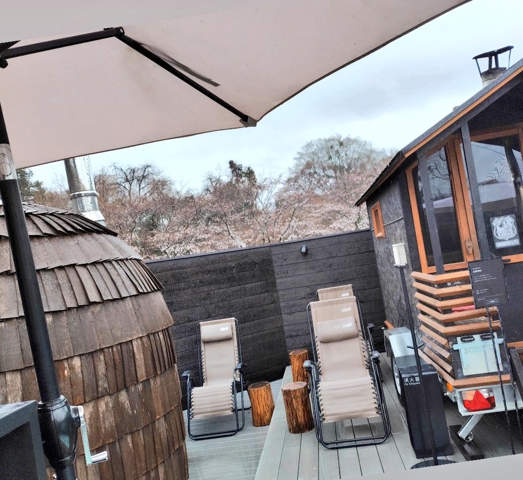 guitarmarkun's tweet image. お花見キャンプは雨で撤収不要のグランピングに変更。サウナはウチらだけで貸切🤭整った～ #comoriver