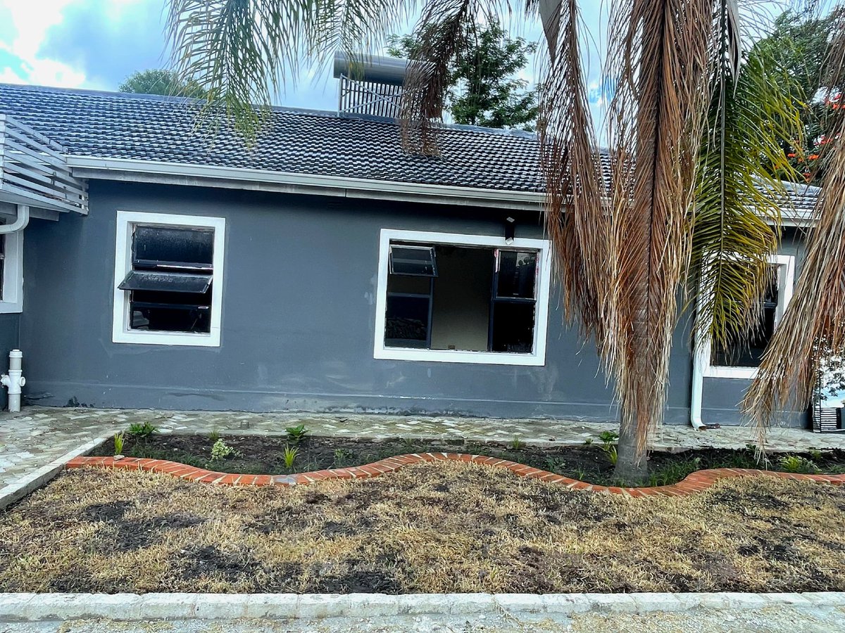 Kumms_City's tweet photo. Upgrade your home's energy efficiency with our top-notch casement windows! 💡🔒 Reduce air leakage, lower heating &amp; cooling costs, and enjoy excellent insulation. Contact us: 0773000176, 0776789530, 0712956299 #EnergyEfficiency #HomeRenovation #Zim #ZimbabweHomes #AprilFoolsDay https://t.co/RL0WycvCB2