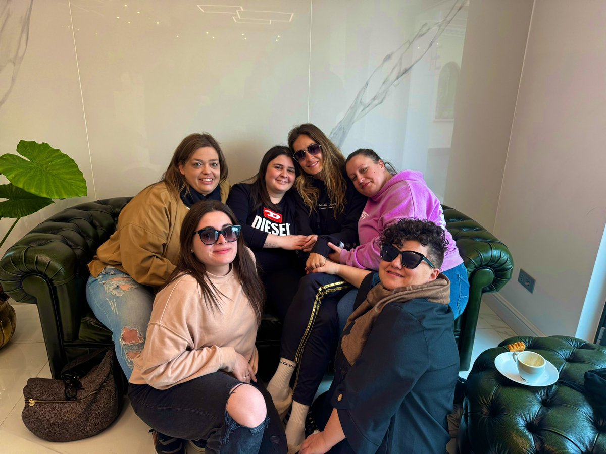 cuoreviola6's tweet photo. Fatto colazione con Hele, ragazzi non ci sono parole per la genuinità di questa ragazza. 
Sembra davvero di parlare con un’amica🤍 troppo simpatica. 
Le abbiamo fatto vedere un sacco di fancam e le guardava innamorata.
Ci ringrazia a tutti per il supporto ed è felicissima per tutto l’amore che le diamo.
#helevier