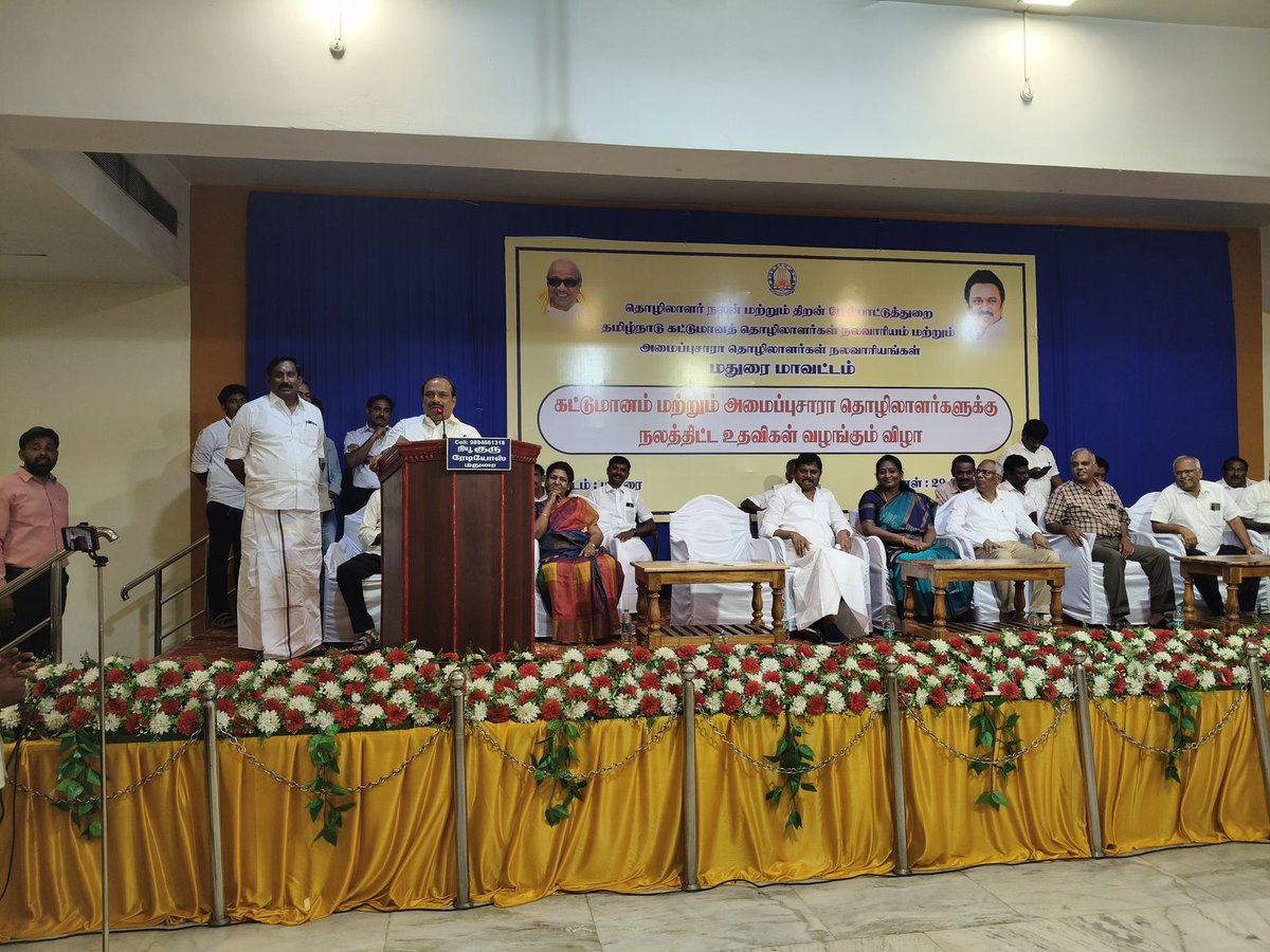 DMKCuddalore's tweet photo. கடலூர் மேற்கு மாவட்ட செயலாளர், மாண்புமிகு அமைச்சர் திரு @cvganesan1 அவர்கள் தமிழ் நாடு கட்டுமானத் தொழிலாளர்கள் நலவாரியம் மற்றும் அமைப்புசாரா தொழிலாளர்கள் நலவாரியங்கள் சார்பில் மதுரையில் நடைபெற்ற நிகழ்ச்சியில் கட்டுமானம் மற்றும்
#DMKCuddalore
1/2 https://t.co/D5duuA9BpY