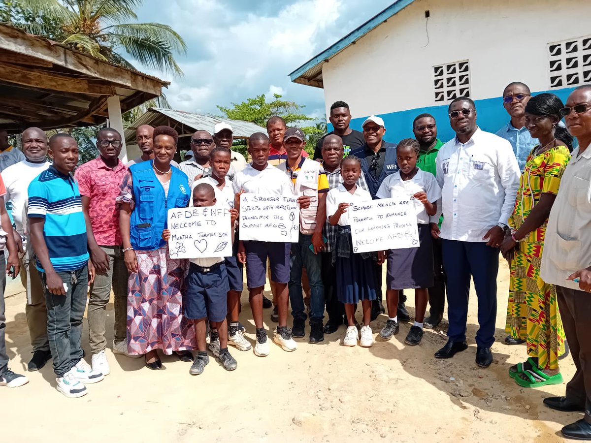 WFPLiberiaCD's tweet photo. We welcomed @AfDB_Group to Martha Tubman Elementary along with #MOELiberia.

It was heartwarming to see the children enjoying nutritious meals. Thank you🙏 @AfDB_Group and @MOA_Liberia, for your support through @GAFSPfund, which helps us provide healthy meals daily #SchoolMeals https://t.co/I0w7aHD0r7