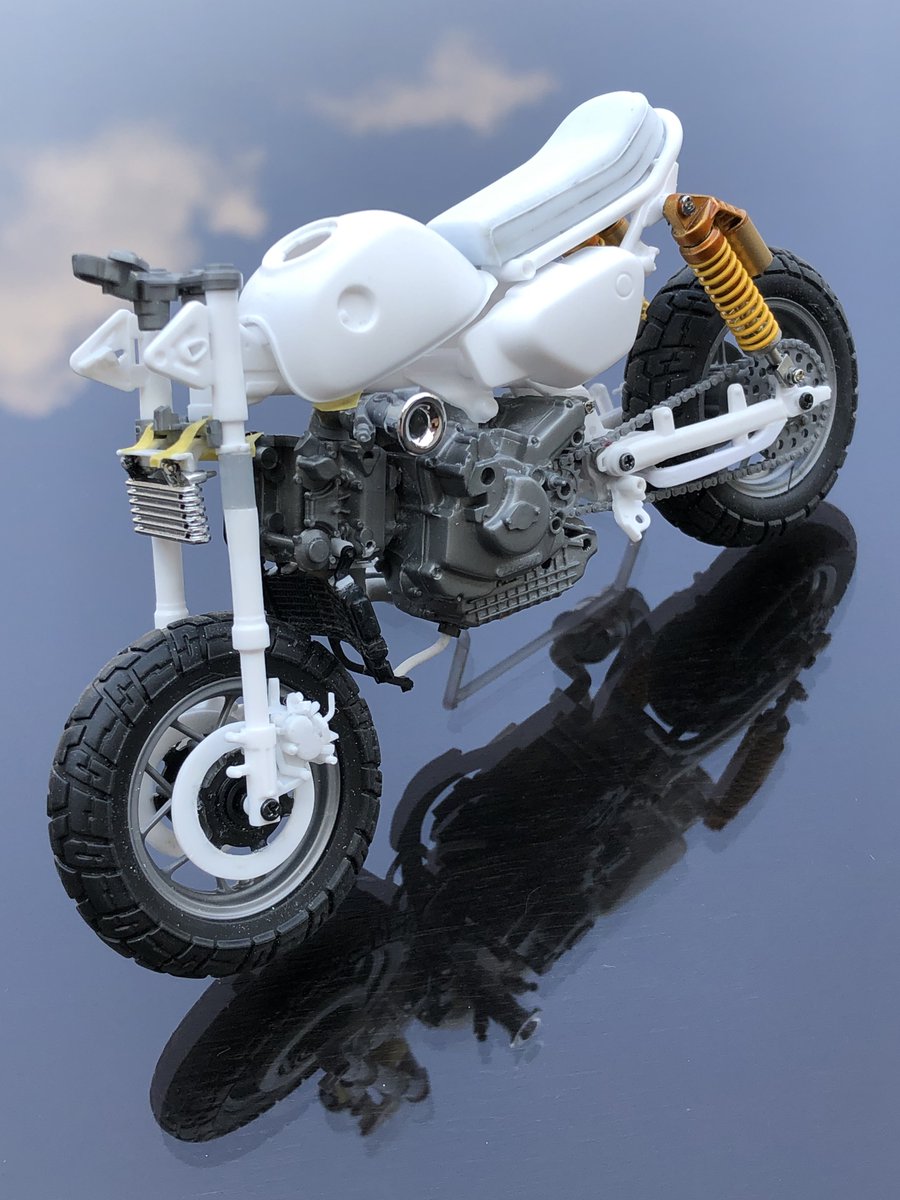 Fukulou318's tweet photo. #オラわくわくすっぞ
#ガンバレmotogpホンダ
#ガンバレmotogpヤマハ
Custom from TAMIYA 1/12
Honda Monky 125
スイングアームに
スタビライザーを追加して😚
ダウンマフラー化による
空間を
加工サイドカバーで
補いました🥳✨💕
#modificato
#バイクビルダーズ
#バイクプラモ盛り上げ隊 https://t.co/9YX33Xkgeb