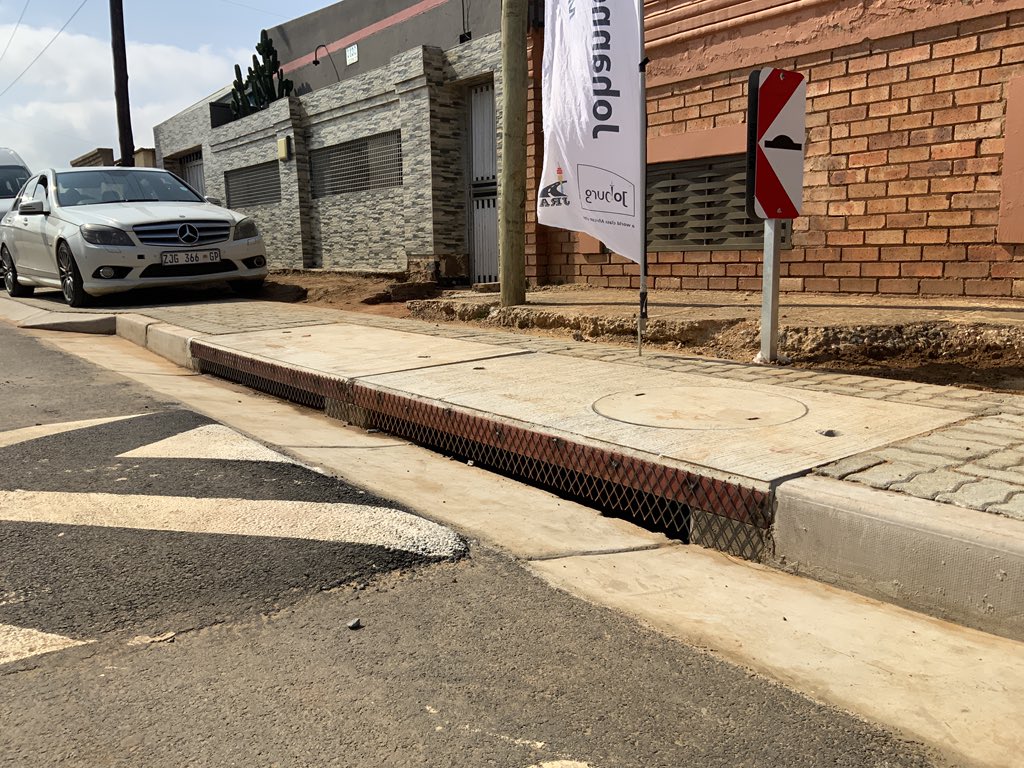 MyJRA's tweet photo. @MMCKennyKunene @CityofJoburgZA @_ArriveAlive @GPDRT_ @crumregionc @Bertha23206554 @JoburgMPD @JDA_joburg @DadaMorero The project entailed the construction of pedestrian walkways, kerb inlets and the installation of speed humps and road markings.
#JoburgServices #JRAInAction https://t.co/ZI3LSEfeys