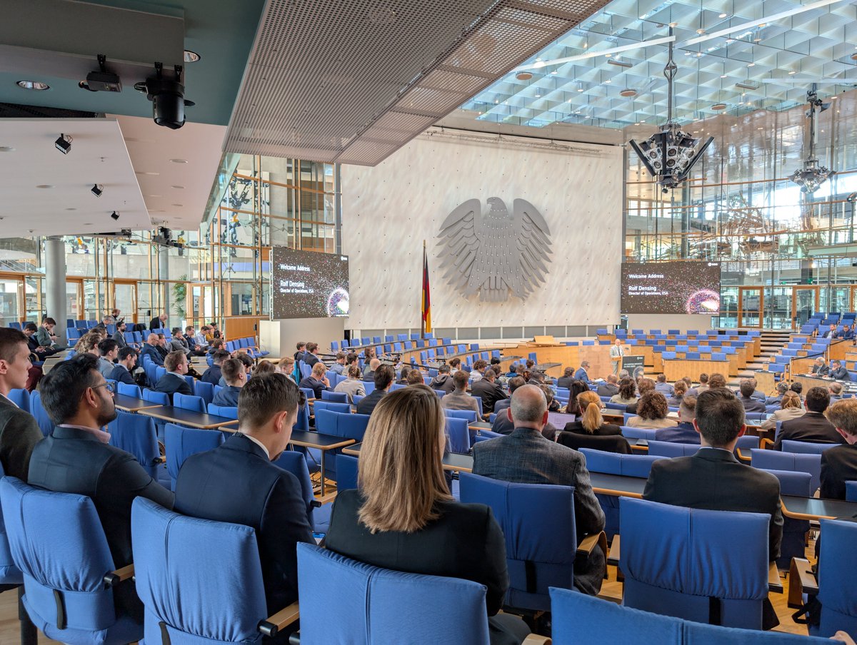 DLR_SpaceAgency's tweet image. 🛰️ Weltraumschrott ist ein großes Problem und eine Gefahr für unsere Infrastruktur. Auf der 9. European Conference on Space Debris im WCCB in Bonn geht es um Lösungen dafür. Über 400 Forschende aus über 30 Ländern sprechen hier über Technologien zur Erfassung von Weltraumschrott.