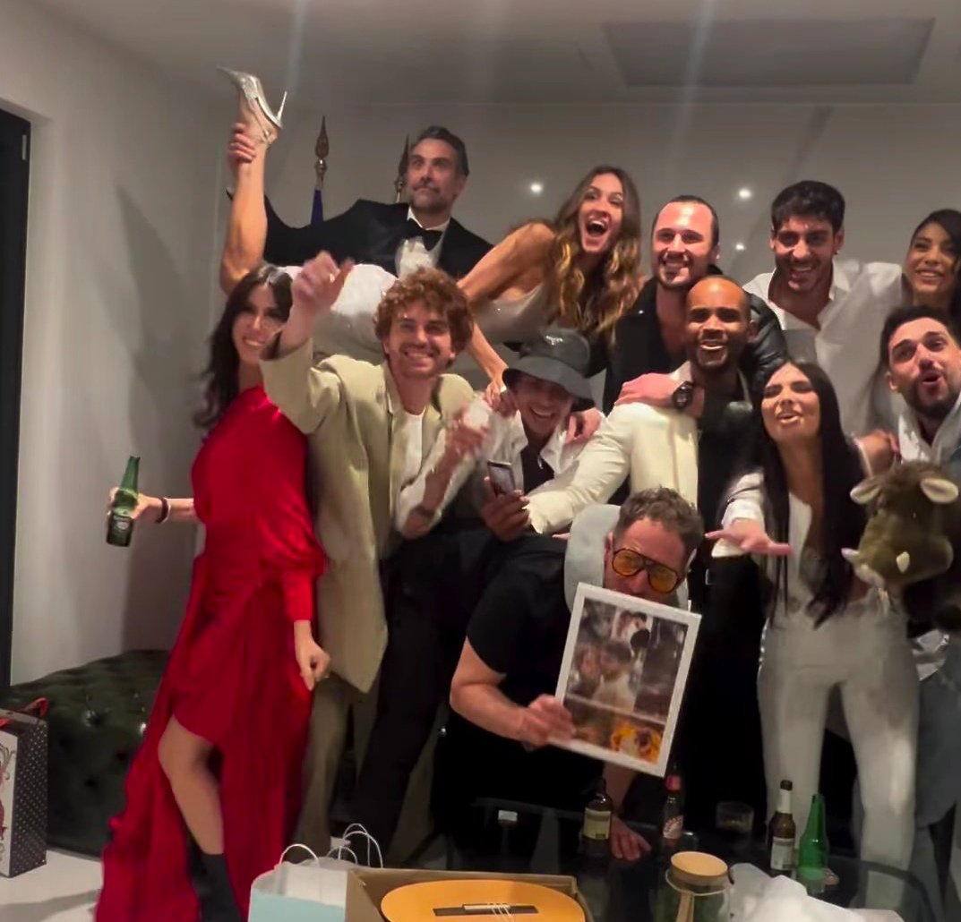 ciok1101's tweet photo. Ci sono gruppo di amici che festeggia tutti insieme ad Helena e poi ci sono gli altri che sono scappati come sorci #grandefratello https://t.co/bIE3LvhBVz