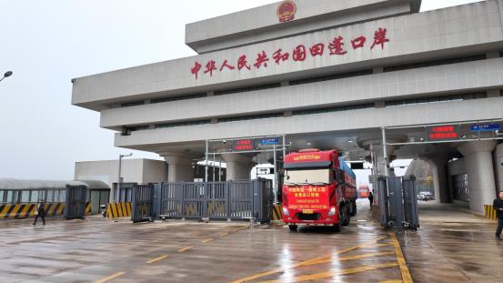 hhrmt208's tweet photo. #China-#Vietnam Tianpeng–Shangpeng border port freight transport is now open! Small border trucks, full speed ahead—trade flows smoother than ever! #ChinaVietnamBorder #CrossBorderFreight #Yunnan https://t.co/FPBYR9tcpA