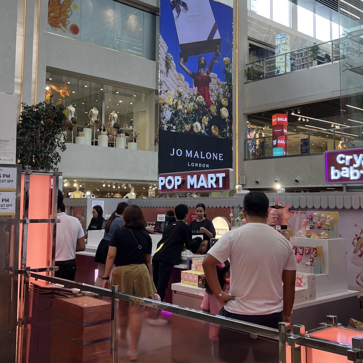shwnespn's tweet photo. Went to Popmart for the first time!!! https://t.co/fWOi5MheKC