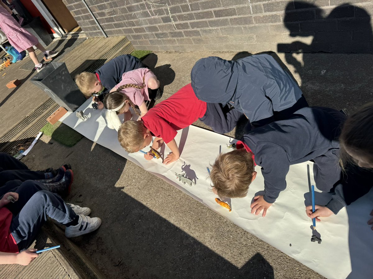 recepredgate's tweet image. Reception have really enjoyed discussing shadows this morning. We then decided to have a go at some shadow drawing! ✍️ 🐆 🦁 #RCPART @Redgate_Primary