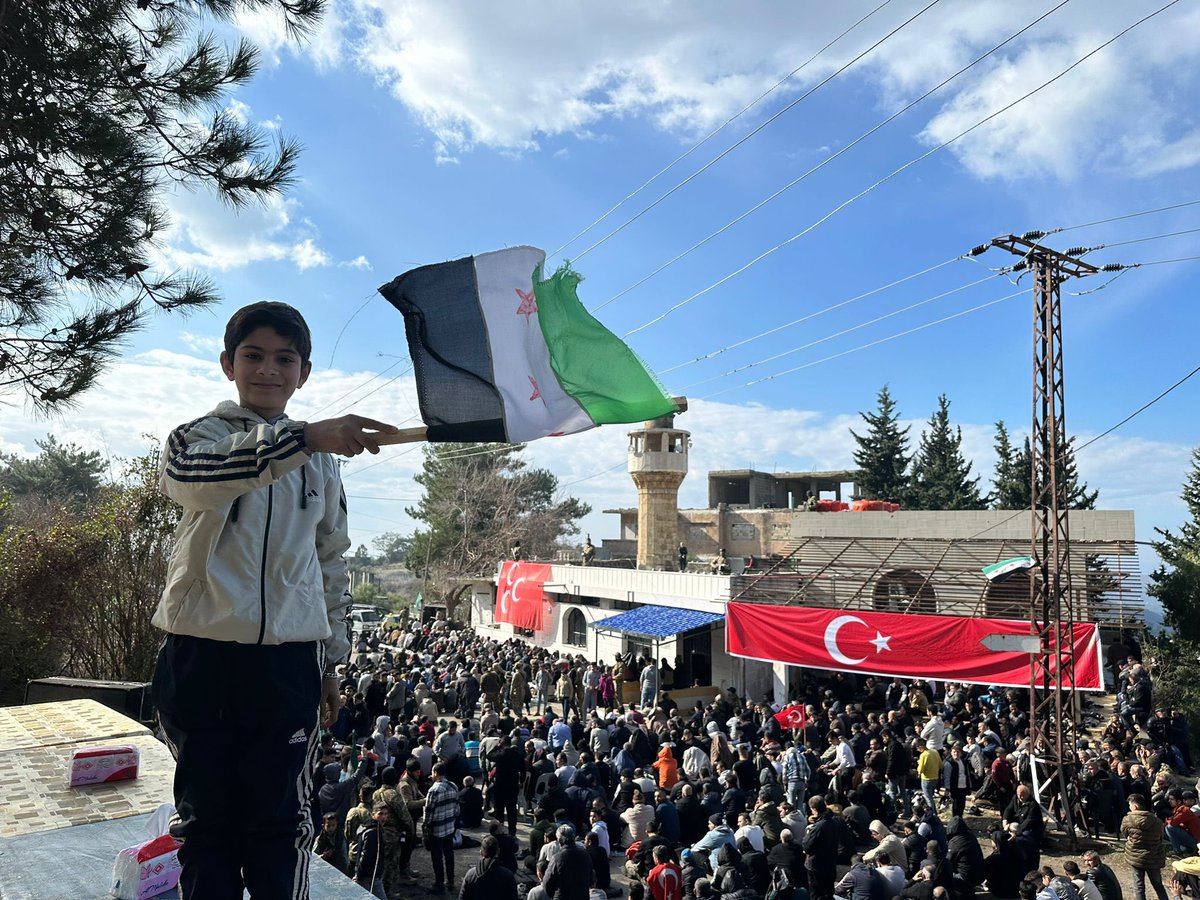 Türkmenler, Suriye’nin geleceğinde yer almalı ‼️
Suriye iç savaşında büyük mücadele verip büyük acılar yaşayan, ülke nüfusunun en kalabalık azınlığı olan Türkmenler, açıklanan yeni Bakanlar Kurulunda temsil edilmedi.
Bu konuda hem Türkiye hem de Türkmenler asla susmamalı.. 
#türk