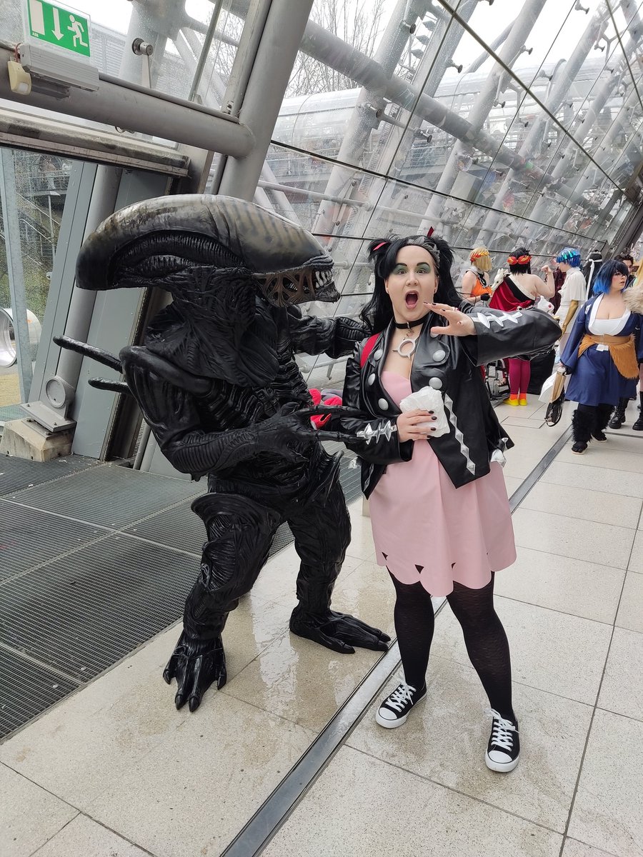 Auf der #LBM2025 gab es wieder viele tolle Cosplays und nette Menschen. Hier begegnete ich einem Xenomorph. Habe zum Glück überlebt. 

#LBM #Cosplay