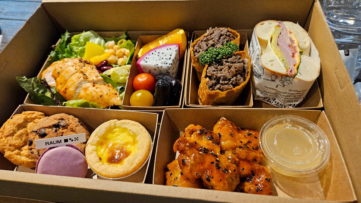 라움 아카데미(<a href="/RAUM_ACADEMY/">라움아카데미</a>) 2회 오프라인 행사 갔다 왔습니다XD!! 라움에서 준비해 주신 것들이 정말정말 많아서 한아름 싸 들고 왔어요 ㅠㅠㅠ 친절하신 작가님들께도 굿즈와 음식을 왕창 받아서만 돌아오는 하루였네용!! 뵈었던 작가님들과 준비해주신 라움분들 모두 감사합니다👍👍💕💕