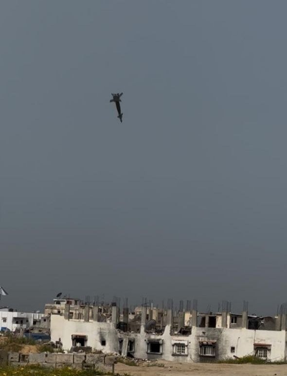 Hanzpal2's tweet photo. صاروخ أمريكي من طراز SPICE2000 يزن 900 كغم تقصف به إسرائيل المنازل المتهالكة في خانيونس

ابادة بالسلاح الامريكي https://t.co/sFDQ95anHv