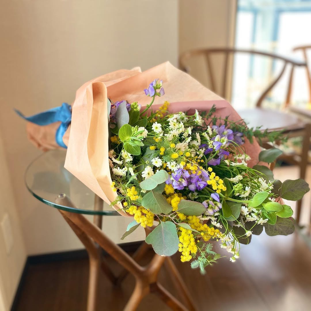 royebiz's tweet photo. バースデイプレゼントに🌸

＃ドロップ型ブーケ　#いけばな https://t.co/nRp3nCrjva