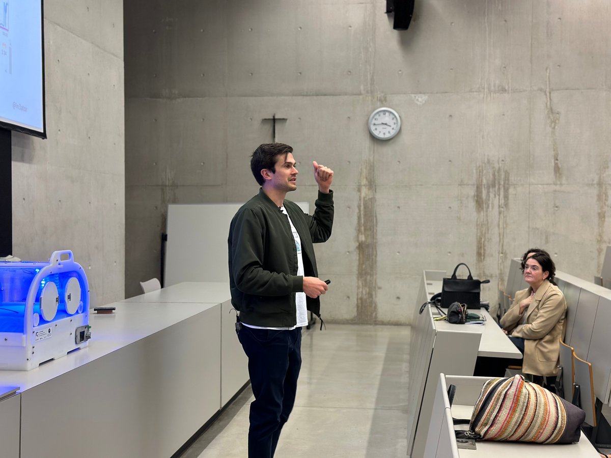 fcomunav's tweet photo. 🙌 Ayer, los estudiantes de 2º de Periodismo y Comunicación Audiovisual tuvieron una sesión con Pablo Sánchez Bergasa, Premio Princesa de Girona Social 2025 🏆 y fundador de la ONG Medicina Abierta al Mundo, su iniciativa ha salvado miles de vidas. 💡 https://t.co/imHwtmQ8m2