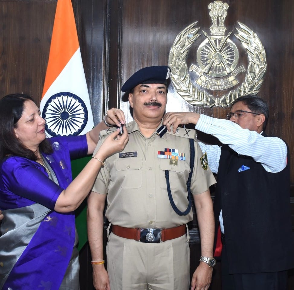 ITBP_official's tweet photo. A pipping ceremony was organised at Dte Gen #ITBP today to mark the promotion of Shri Ajay Pal Singh to the rank of IG. The pipping was done by Sh. Rahul Rasgotra, IPS, DG, ITBP, and the officer’s wife, in the presence of senior officers of the Force.
#Himveers https://t.co/GmfIXM3T2T