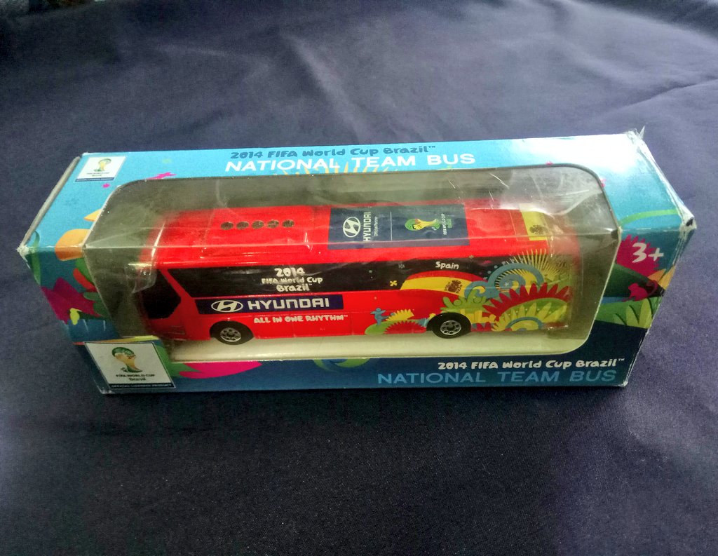 Spain National Team Bus [2014 FIFA World Cup Brazil] diecast.

Official licensed product.

produksi May Cheong Toys (China) tahun 2014.

panjang 12 cm, tinggi 3 cm.

Rp125.000.