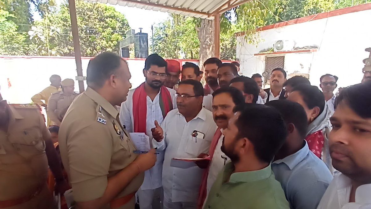 yasarshah_SP's tweet photo. बहराइच में सपा कार्यकर्ताओं का प्रदर्शन: अवध सेना द्वारा अखिलेश यादव पर की गई टिप्पणी का विरोध, एसपी को सौंपा ज्ञापन. https://t.co/vnUGJKPAXz