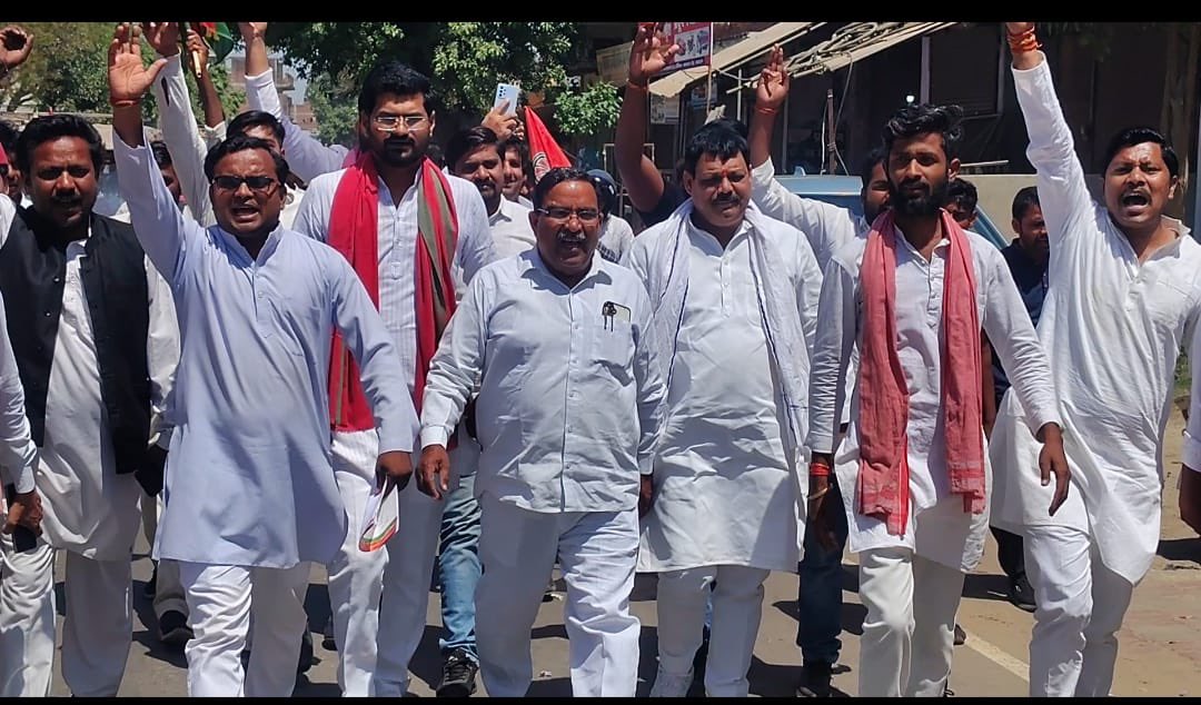 yasarshah_SP's tweet photo. बहराइच में सपा कार्यकर्ताओं का प्रदर्शन: अवध सेना द्वारा अखिलेश यादव पर की गई टिप्पणी का विरोध, एसपी को सौंपा ज्ञापन. https://t.co/vnUGJKPAXz