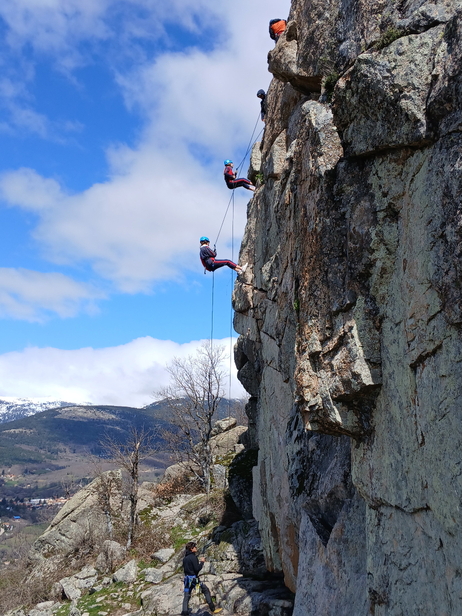 ⛰️ El pasado 25 de marzo nuestros alumnos de 3º de la ESO acudieron a una actividad de senderismo y rapel a la Peña del Sol, situada entre los municipios de #Navacerrada y #Cercedilla. 😍 ¡Nos vemos en la próxima! #LogosInternationalSchool #senderismo #rapel