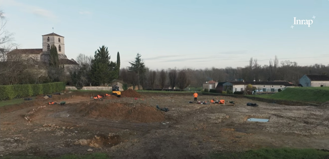 EuropeEnImages's tweet photo. En amont de la construction d’un lotissement par la mairie de Bourg-Charente, l’Inrap fouille une surface de 2700 m² au lieu-dit Les Bernardières. 
https://t.co/td4nYYyxvO
#histoire #moyenage #archeologie #justeunmotadire https://t.co/uDK9znmhjI