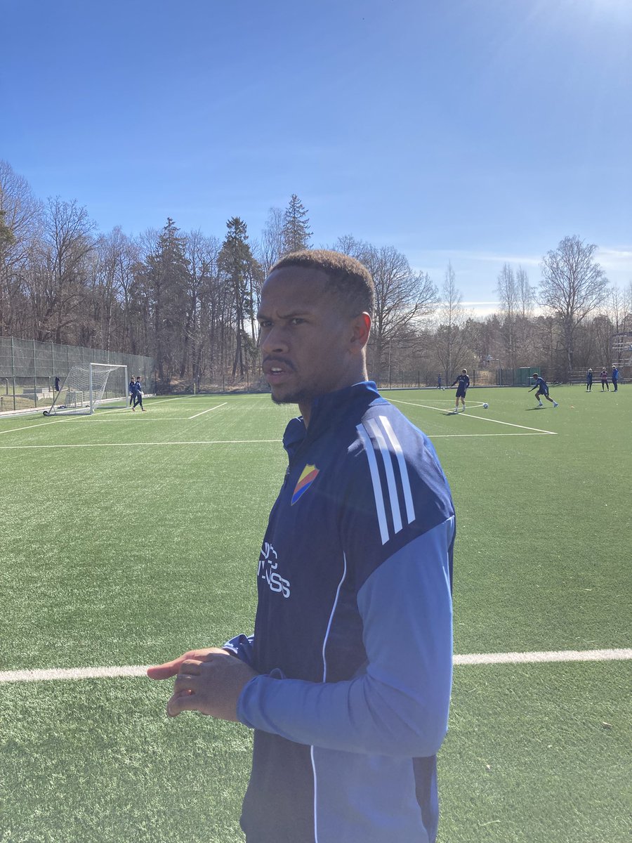 Jesperbrannmark's tweet image. Zakaria Sawo debuttränade uppe på Kaknäs i vårsolen under tisdagen.
Om han är snabb? Åh ja.
– Det är väldigt roligt och det känns bra, säger han.

Frågor? Ställ dem!